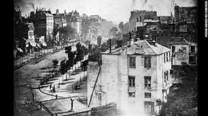 Aceasta fotografie a unei strazi din Paris a fost facuta de Louis Daguerre in 1838 