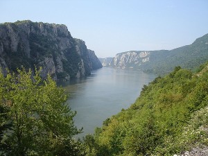 Dunarea aproape de Portile de Fier (wikimedia commons)