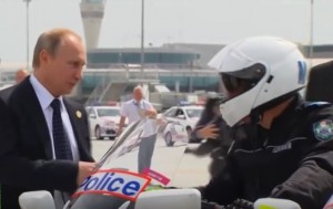 Respect: Vladimir Putin dand noroc cu un politist australian (foto: RT.com)