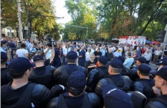 Confruntari la Chisinau de ziua nationala a RM (foto: b1.ro)