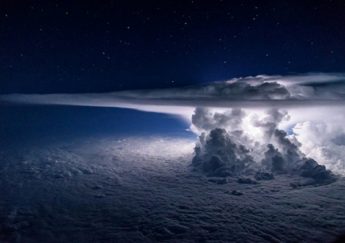 Imagine splendida a unei furtuni surprinsa din avion (Santiago Borja)